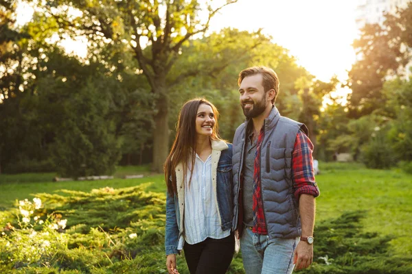 Afbeelding van jong stel man en vrouw glimlachend tijdens een wandeling samen in Green Park — Stockfoto