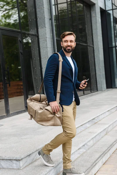 Atractivo joven barbudo con chaqueta caminando — Foto de Stock