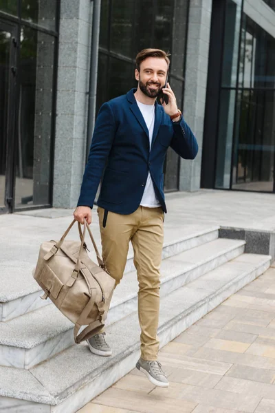 Atractivo joven barbudo con chaqueta caminando — Foto de Stock