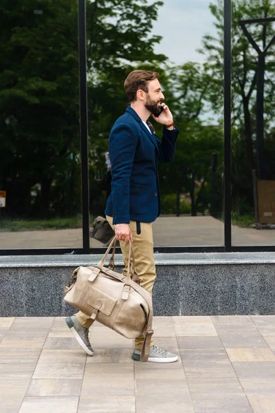 Привлекательный молодой бородатый мужчина в куртке ходить — стоковое фото