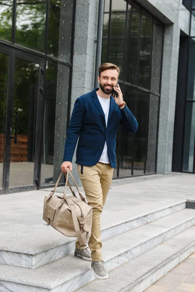 Atractivo joven barbudo con chaqueta caminando — Foto de Stock