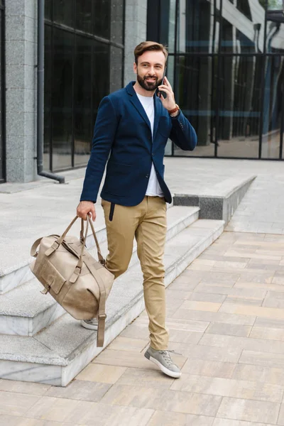 Atractivo joven barbudo con chaqueta caminando — Foto de Stock