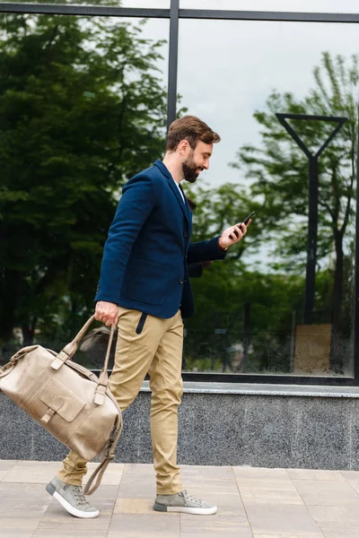 Atractivo joven barbudo con chaqueta caminando — Foto de Stock