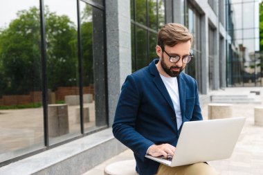 Ceket giyen çekici kendinden emin genç sakallı adam