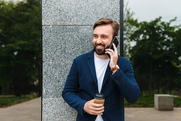 Atraktivní úsměv mladý vousatý muž — Stock fotografie