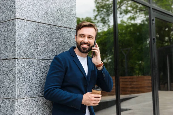 Attraktiv leende ung skäggiga man — Stockfoto