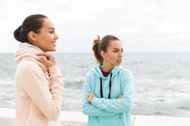 Kapüşonlu iki çekici sağlıklı sporcu