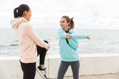 Hoodies giyen iki çekici genç fitness kadın