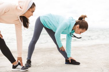 Hoodies giyen iki çekici genç fitness kadın