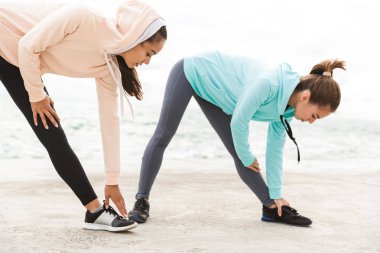 Hoodies giyen iki çekici genç fitness kadın