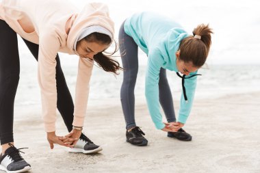 Hoodies giyen iki çekici genç fitness kadın