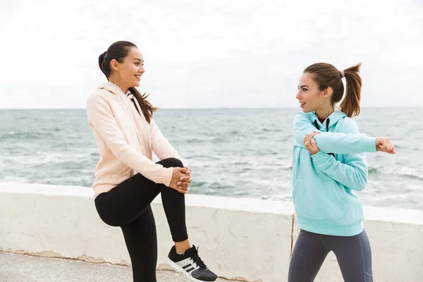 Dos jóvenes y atractivas mujeres de fitness con sudaderas — Foto de Stock