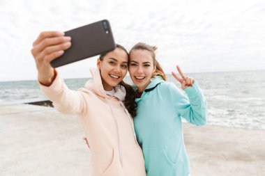 Hoodies giyen iki mutlu genç fitness kadın