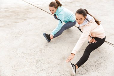 Hoodies giyen iki çekici genç fitness kadın