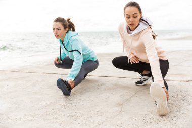 Hoodies giyen iki çekici genç fitness kadın