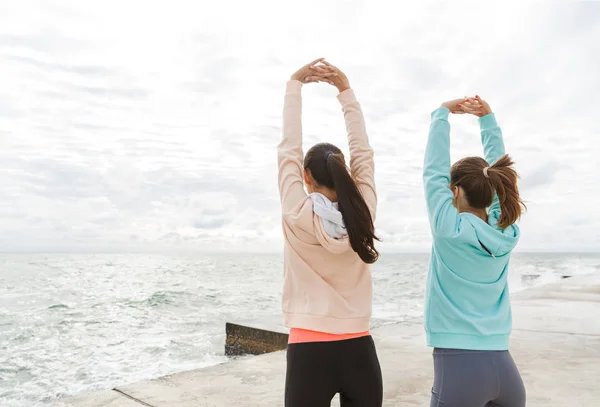 Due attraenti giovani donne che indossano felpe fitness — Foto Stock