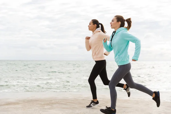 Две красивые молодые женщины фитнес бег на открытом воздухе — стоковое фото