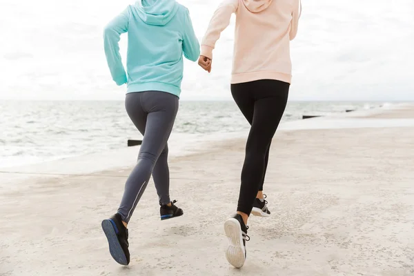 Due belle giovani donne di fitness che fanno jogging all'aperto — Foto Stock