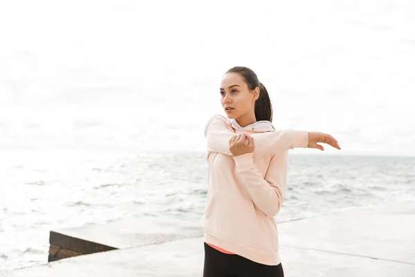 Confiado joven fitness asiático mujer ejercitando — Foto de Stock