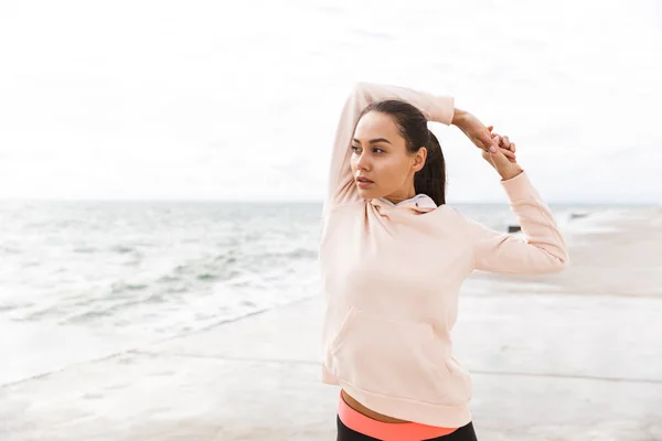 Confiado joven fitness asiático mujer ejercitando — Foto de Stock