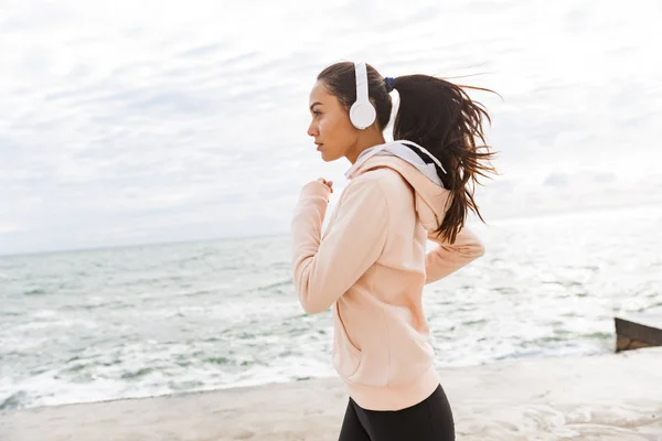 Atraente jovem asiático fitness mulher jogging — Fotografia de Stock