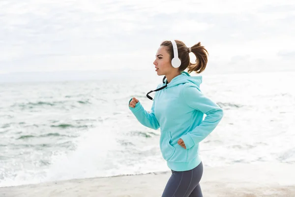 Attraktiv, selvsikker, frisk fitnesskvinne – stockfoto