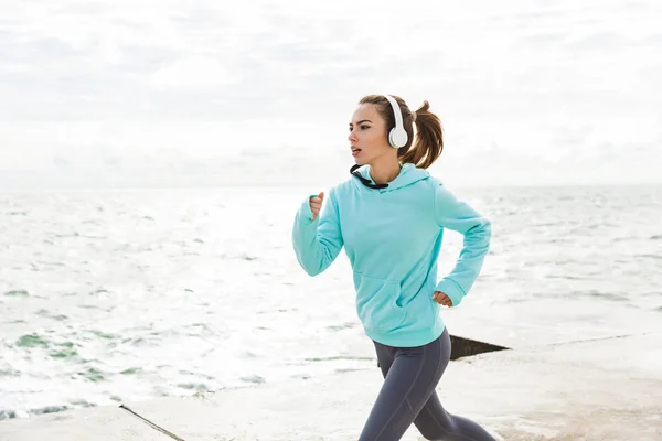 Attraktiv säker hälsosam Fitness kvinna — Stockfoto