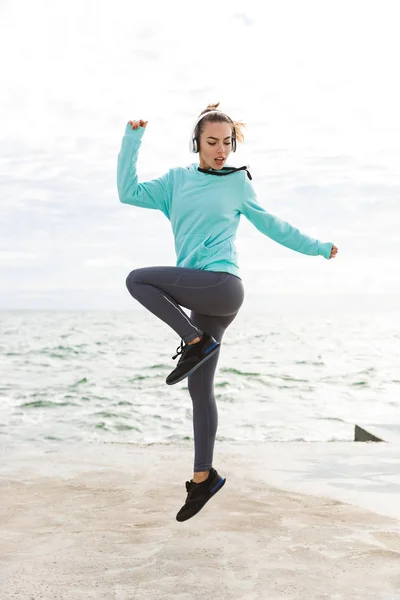 Attraktiv säker hälsosam Fitness kvinna — Stockfoto