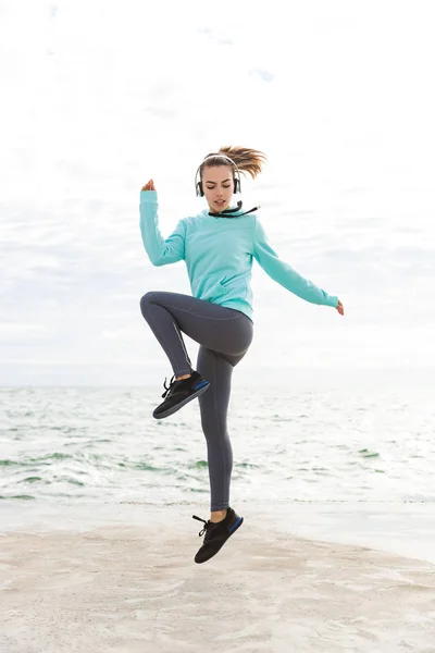 Attraktiv säker hälsosam Fitness kvinna — Stockfoto