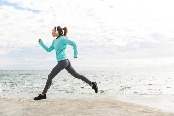 Aantrekkelijke zelfverzekerde gezonde fitness vrouw — Stockfoto