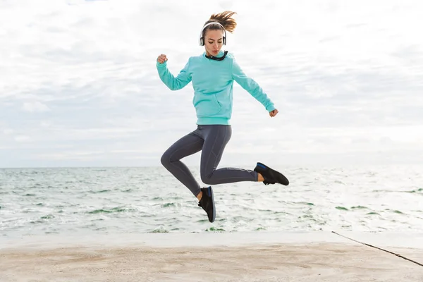 Attraktiv säker hälsosam Fitness kvinna — Stockfoto