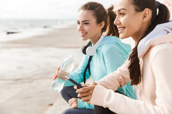 Två ganska leende Fitness kvinnor som bär Hoodies — Stockfoto