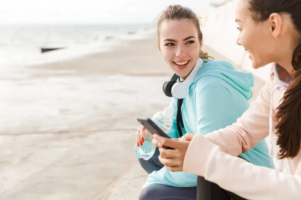 Två ganska leende Fitness kvinnor som bär Hoodies — Stockfoto