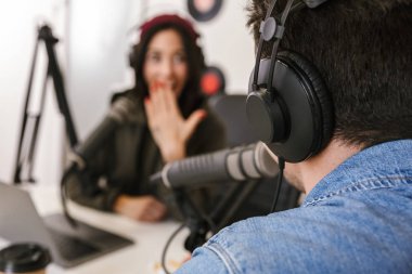 Beyaz gömlek podcasters röportaj erkek ve kadın