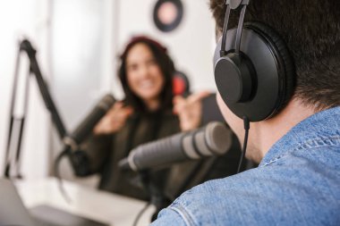 Beyaz gömlek podcasters röportaj erkek ve kadın
