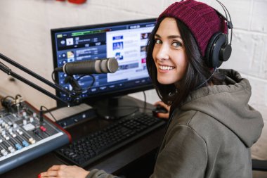Güzel mutlu genç kadın radyo sunucusu yayıncılığı