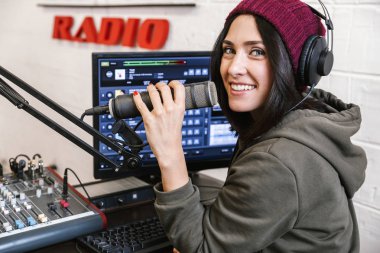 Güzel mutlu genç kadın radyo sunucusu yayıncılığı