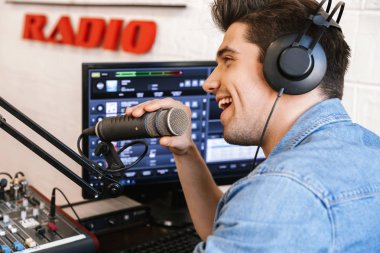 Yakışıklı mutlu genç erkek radyo sunucusu yayıncılığı