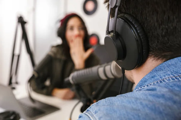 Man och kvinna i vita tröjor podcasters intervju — Stockfoto