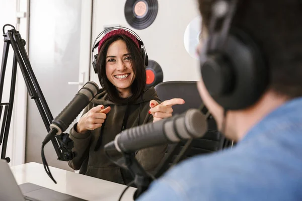 Homem e mulher de camisas brancas podcasters entrevista — Fotografia de Stock