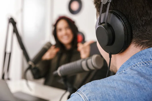 Man och kvinna i vita tröjor podcasters intervju — Stockfoto