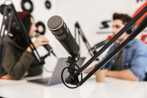 Dois apresentadores de rádio moderando um show ao vivo — Fotografia de Stock