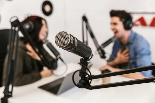 Zwei Radiomoderatoren moderieren eine Live-Show — Stockfoto