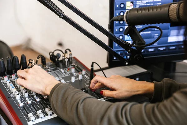 Nahaufnahme einer jungen Radiomoderatorin — Stockfoto