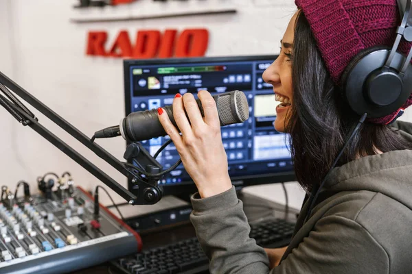 Allegro giovane donna radiofonica trasmissione ospitante — Foto Stock