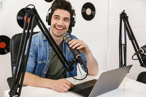 Cheerful young man radio host broadcasting — Stock Photo, Image