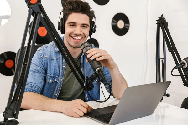 Schöner glücklicher junger männlicher Radiomoderator — Stockfoto