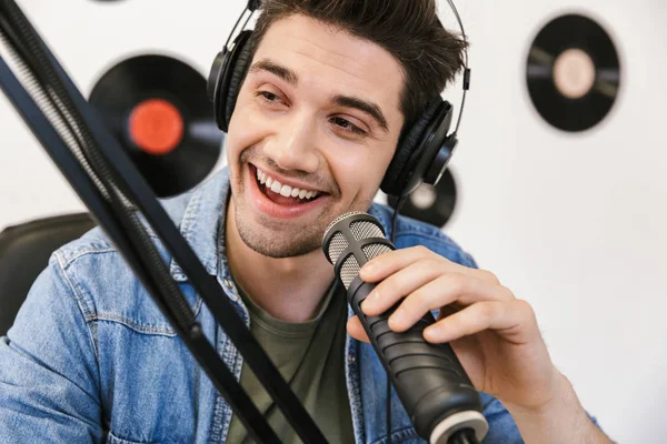 Glad ung man radiovärd Broadcasting — Stockfoto