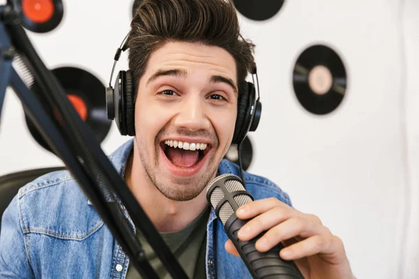 Yakışıklı mutlu genç erkek radyo sunucusu yayıncılığı — Stok fotoğraf
