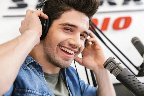 Красивый молодой мужчина, ведущий радиовещания — стоковое фото